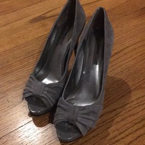 Bandolino grey suede platform heel